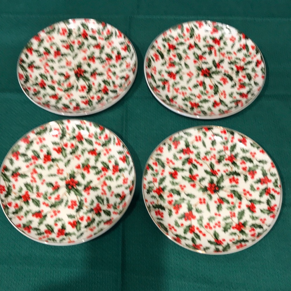 Set of 4 Holiday 🎄 Dessert Plates
